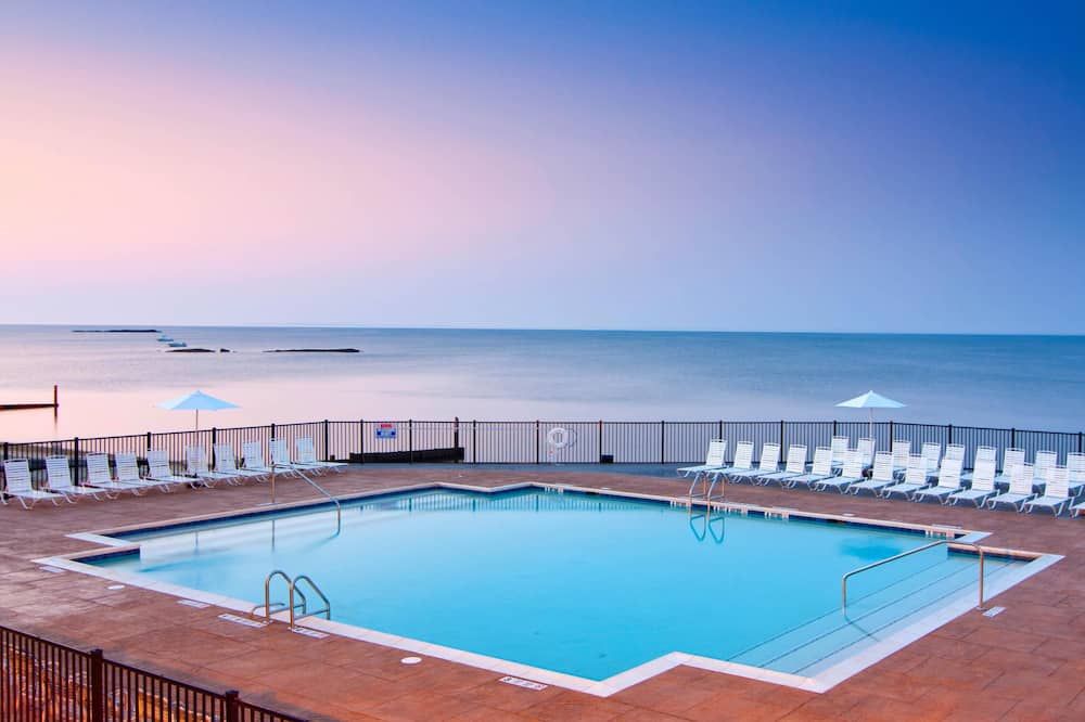 Available July 21-28, 2023 - Westbrook - Piscine
