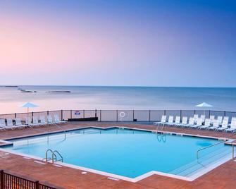 Available July 21-28, 2023 - Westbrook - Piscine