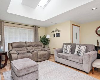 Hobby Farm Home - Junction City - Living room