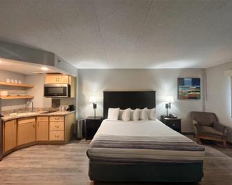 AmericInn by Wyndham Menominee - Menominee - Bedroom