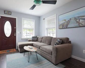 Private bkyd w/tiki Bar, Linens + towels included, Walk to beach. 4 beach badges - Seaside Heights - Living room