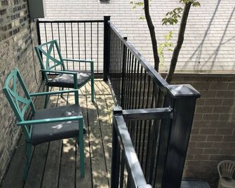 The Neighborhood Hotel - Lincoln Park 202 - One Bedroom w/ Patio - Chicago - Balcón
