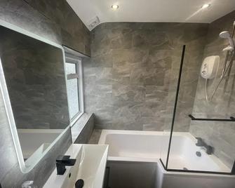 2 Bed Flat near Heathrow Airport & Elizabeth Line - Hayes