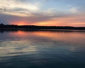 Beautiful, Crystal Clear Lake, Right on the Beach, Very Clean & Family Friendly! - Hillman - Vista del exterior