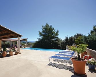 Awesome home in Joucas with kitchen - Joucas - Pool