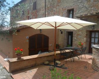 Fullino Nero Rta - Residenza Turistico Alberghiera - Siena - Patio