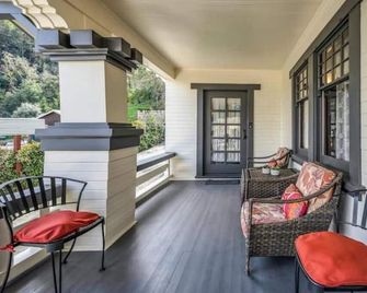 Luxury Retreat with 5 King Suites Near Napa Valley Wineries & Downtown Calistoga - Calistoga - Living room