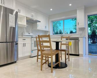 Brand new, peaceful first floor room for staying - Vancouver - Cocina