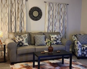 Kdmcs Backyard, Outdoor Fun At The Park - Ashland - Living room