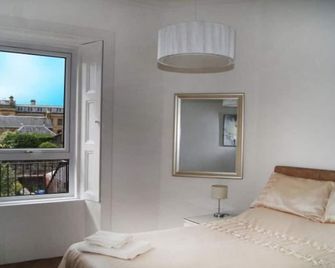Ayr Beach View Apartment - Ayr - Yatak Odası