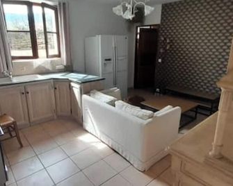 Bed and breakfast in the countryside. Pets allowed - Bonnieux - Living room