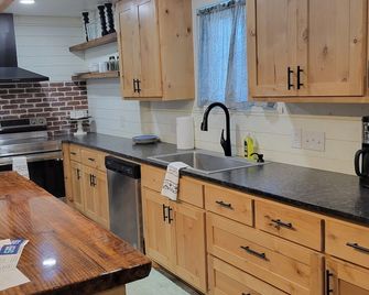 Spacious 4-bedroom house in Muskogee with AC - Muskogee - Kitchen
