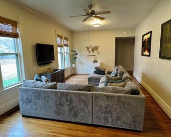 Charming 2 bedroom, south side Hamilton home! - Hamilton - Living room