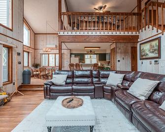 Private Cabin in Wooded Oasis with many amenities! - Gouldsboro - Living room