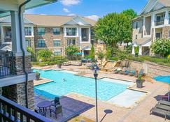 Luxury by the Pool - Lawrenceville - Piscina