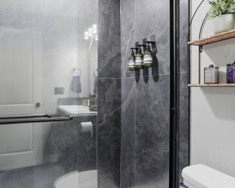 Mountain Escape Deluxe King Suite-Free Parking - Cochrane