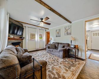 Cabin w/ Hot Tub on Small Pond - Rockwood - Living room
