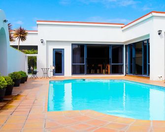 Aaron Court Motor Inn - Hamilton - Piscina