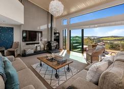 Reinga Retreat - Kerikeri Holiday Home - Kerikeri - Living room