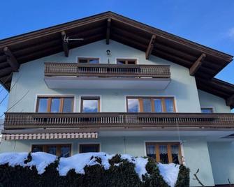 Spacious holiday home in Niedernsill - Niedernsill - Budova