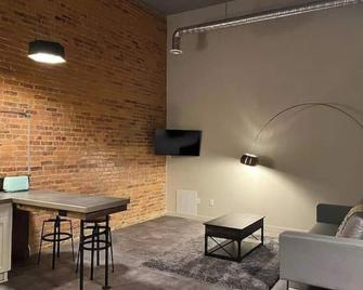 The Grand Hideout in Downtown Grand Forks - Grand Forks - Sala de estar