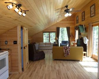 Glacier Park/Essex Carriage House \n25 miles-East or West Glacier National Park - 埃塞克斯 - 客廳