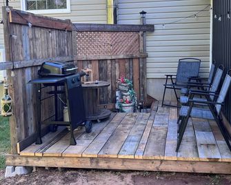 Charmer Down Under - Kentville - Patio