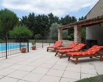 Charming old farmhouse with swimming pool between Luberon and Alpille - Cavaillon - Bazén