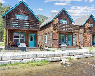 Riverfront! 'River Retreat Cabin #3' Updated, in Town, Pet Friendly, Wifi - Red River - Building
