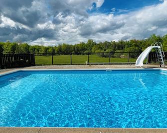 A getaway in Niagara from hustle bustle - Welland - Pool