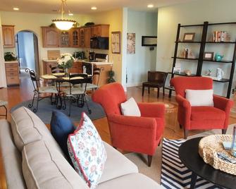Beach Town Oasis-loft apartment. In the center of Downtown! - Grand Haven - Living room