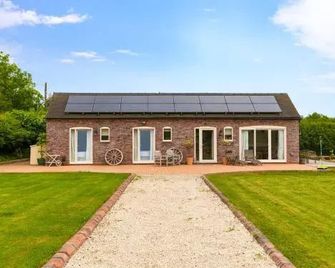 The Stables - Waters Upton - Building