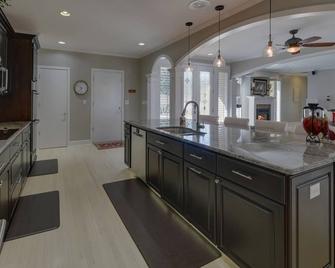 Private House Retreat on Beautiful Lake Hartwell with Private Pool - Hartwell - Cocina