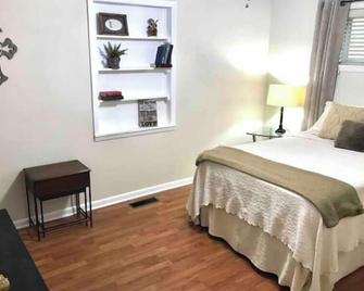 Bison Hall 1, no cleaning fee, 1 block from Harding - Searcy - Bedroom