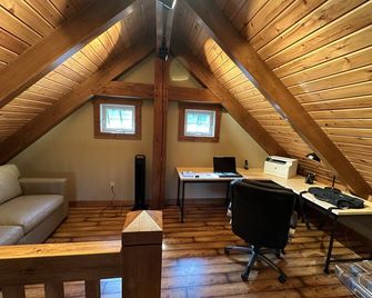 Lakefront, Drive up Cottage on Black Sturgeon Lake - Kenora - Living room