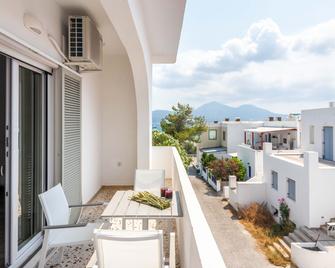 White Rock Milos Suites - Adamantas - Balcón