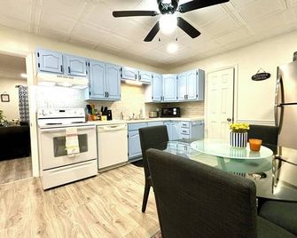Charming 2-bedroom apartment in amazing Thomasville with AC, WiFi - Thomasville - Kitchen
