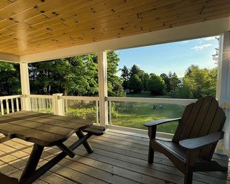 Private Dock On Lake Charlevoix / Pontoon Boat + Golfcart / Trailer & Rv Parking - East Jordan - Balcón