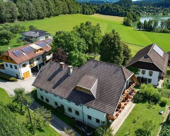Doppelzimmer mit Balkon, Dusche, WC - Pension Hecher - Feldkirchen in Karnten - Будівля