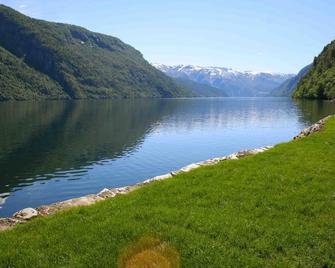 Øydvinstod Hyttegrend located by the untouched Osafjord.A lovely Romantic place. - Ulvik