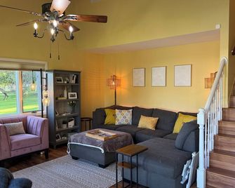 Charming 3-bedroom riverside cottage in brilliant Tawas City - Tawas City - Sala de estar