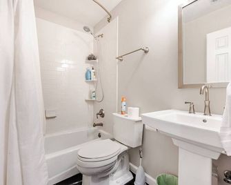 Cozy 3 bedroom and 2 bath Townhouse - Arlington - Bathroom