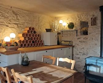 Bastidon provençal off-grid - Salernes - Comedor