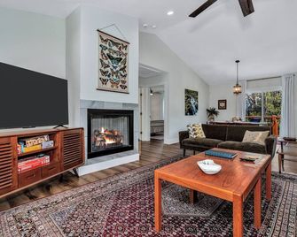 Mountain Cottage 15 mins from Asheville, hiking, Biltmore, waterfalls, weddings! - Leicester - Living room