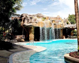Waterfront Cebu City Hotel & Casino - Cebu City - Pool