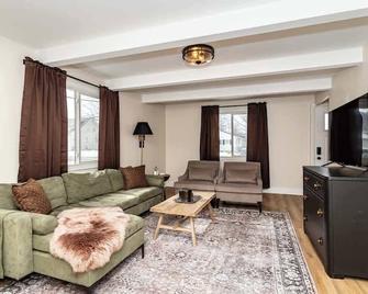 Modern 3br Getaway-Stylish, Ames - Ames - Sala de estar
