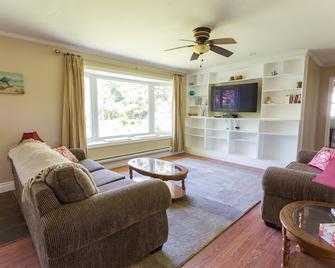 Family Friendly Sandbanks Retreat - Prince Edward - Living room