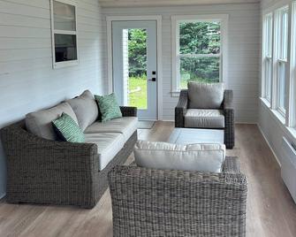 Breakers Beach House- Oceanfront with Stunning Views - Souris - Living room