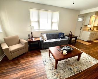 Single level that sleeps 5 guests - North Versailles - Living room