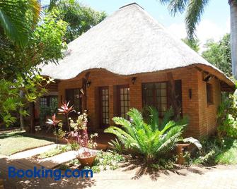 Trees Too Guest Lodge - Komatipoort - Building